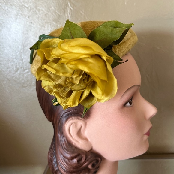 FESTIVE 1950s\' MUSTARD COLOR FURRY FELT TOQUE  WITH LARGE MATCHING FABRIC ROSE main image 4